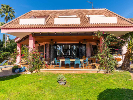 Villa to renovate with partial sea views in Huerta Belón for sale.