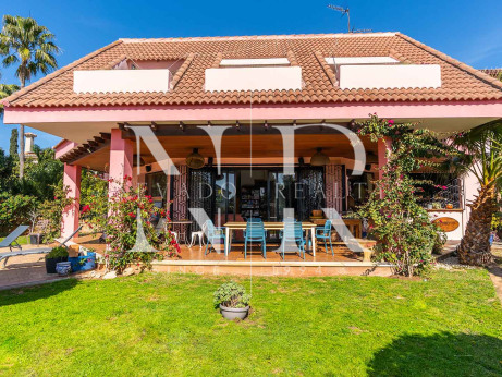 Villa to renovate with partial sea views in Huerta Belón for sale.