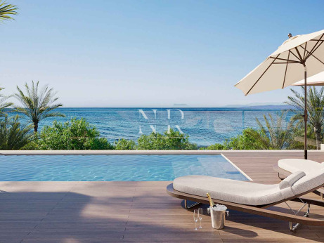 Villa en primera línea de playa en Estepona en venta