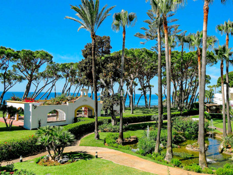Apartment for sale with sea views in Alhambra del Mar