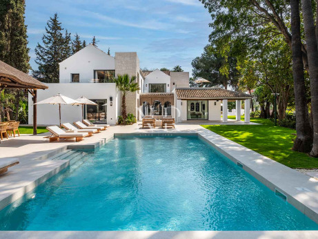 Villa en Nueva Andalucía de diseño contemporáneo en venta