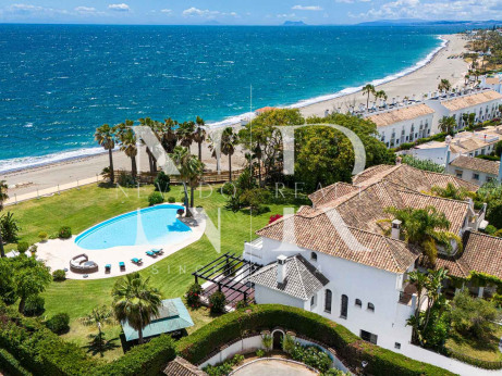 Villa à Estepona en première ligne de plage avec grand terrain à vendre