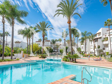 Apartamento en Costalita Estepona en primera línea de playa y renovado en venta