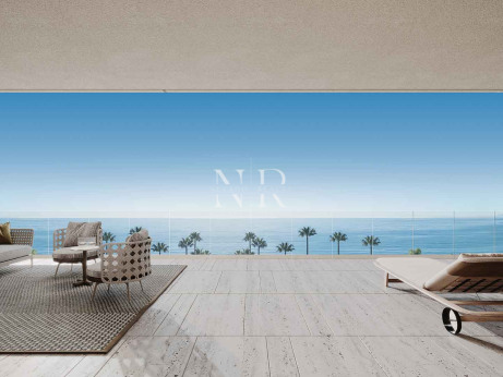 Penthouse à Estepona, face à la mer et en première ligne de plage, à vendre