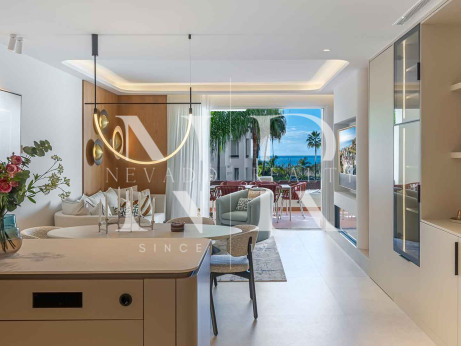 Apartamento en Bahía del Velerín Estepona en primera línea de playa en venta
