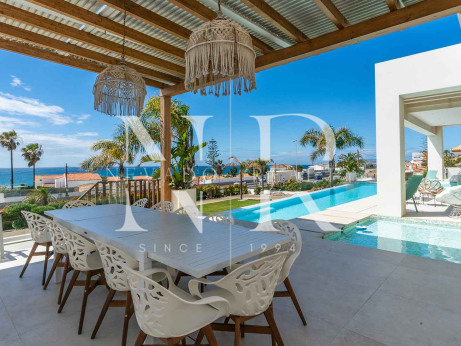 Villa avec vue panoramique sur la mer à El Chaparral à vendre.