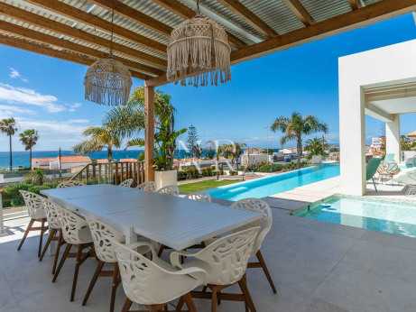 Villa avec vue panoramique sur la mer à El Chaparral à vendre.