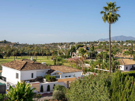 Villa en Nueva Andalucía con vistas al Valle del Golf en venta