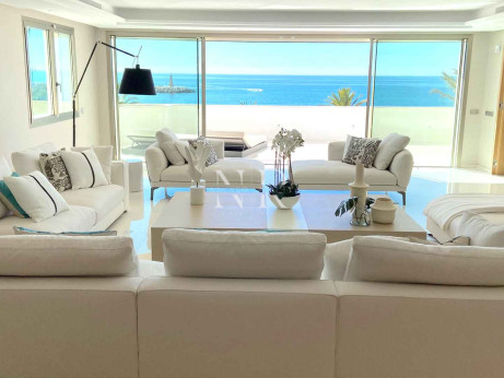 Apartamento en primera línea de playa con vistas al mar en Puerto Banús, Marbella en venta