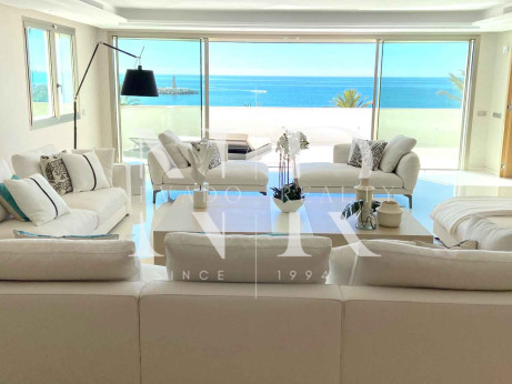 Appartement en première ligne de plage avec vue sur la mer à vendre à Puerto Banús, Marbella