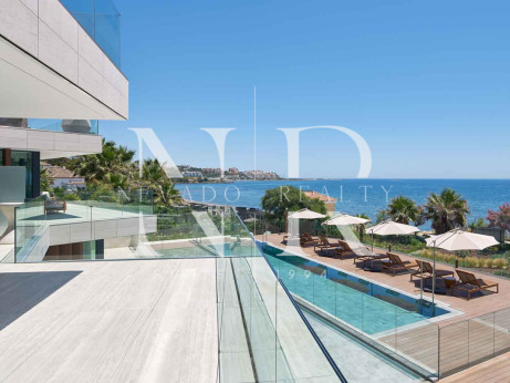 Apartamento en primera línea de playa en Bahía de Estepona en venta