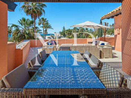 Penthouse en première ligne de plage à vendre à La Morera Playa, Marbella