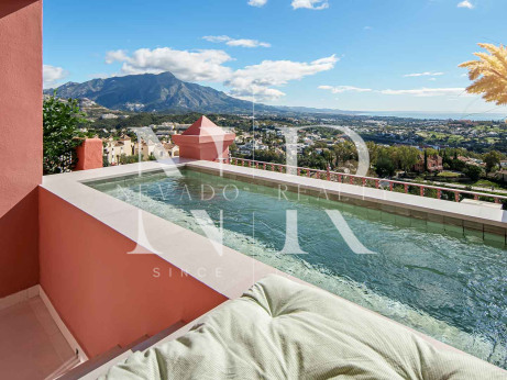 Penthouse avec vues panoramiques sur la mer à vendre à Monte Halcones, Benahavís