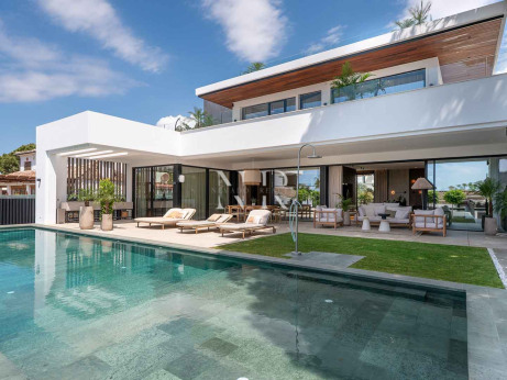 Villa à vendre à Marbesa, Marbella Est à côté de la plage avec vue sur la mer