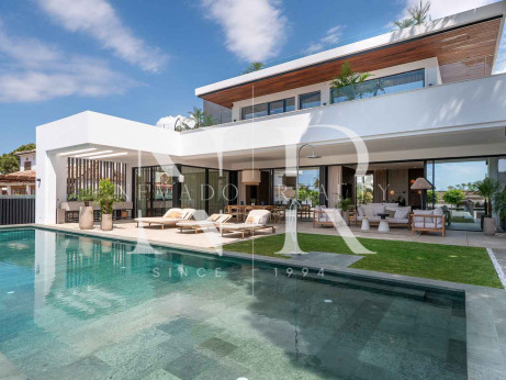 Villa à vendre à Marbesa, Marbella Est à côté de la plage avec vue sur la mer