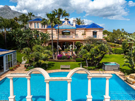 Villa con pista de tenis privada en Nueva Andalucía, Marbella en venta