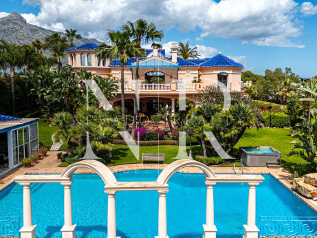 Villa avec court de tennis privé à Nueva Andalucía, Marbella, à vendre