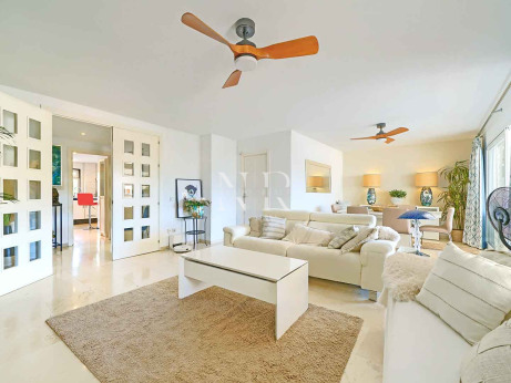 Penthouse for sale in central Marbella, in the Parque Marbella residential complex, with a private swimming pool