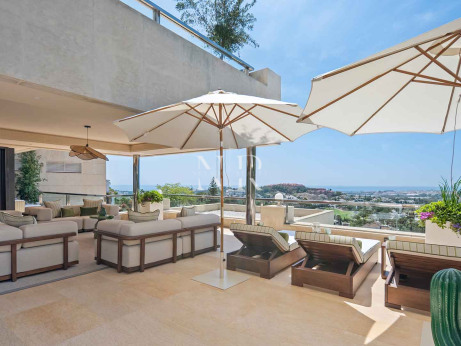 Ático con vista al mar en Nueva Andalucía en venta