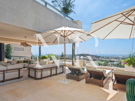 Ático con vista al mar en Nueva Andalucía en venta