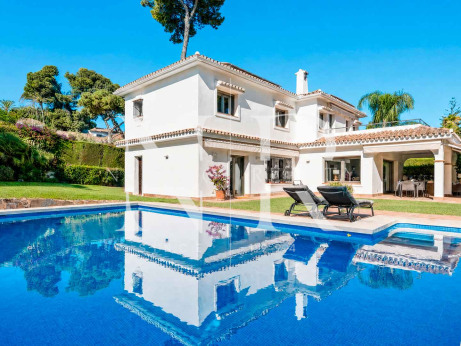 Villa à vendre à Los Monteros Playa, avec vue sur la mer