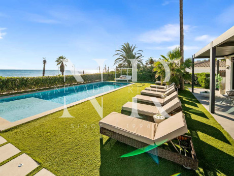 Villa for sale in Estepona East, frontline to the beach