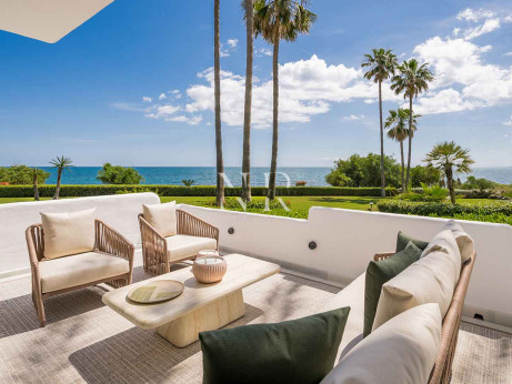 Apartment for sale in Alcazaba Beach, Estepona, frontline beach