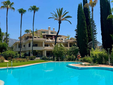 Apartamento en venta en Las Alamandas, Marbella