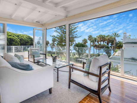 Adosada en venta en Marbellamar en primera línea de playa con vistas al mar