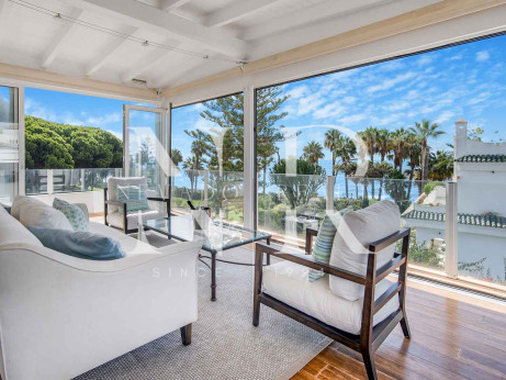 Townhouse for sale in Marbellamar, frontline beach with sea views