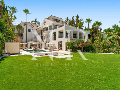 Villa for sale in Nueva Andalucía with sea views