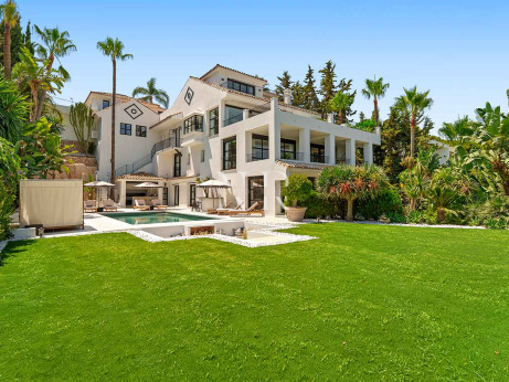 Villa en venta en Nueva Andalucía con vistas al mar