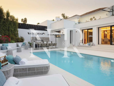 Villa for sale in Nueva Andalucía