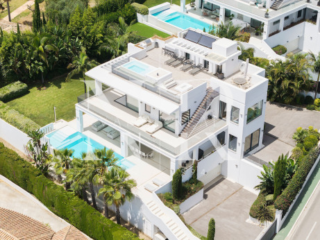Villa for sale in Nagüeles, Marbella, with panoramic views of the sea and mountains