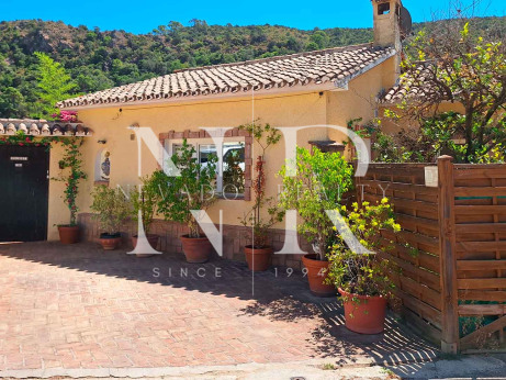 Villa for sale in the centre of Benahavís