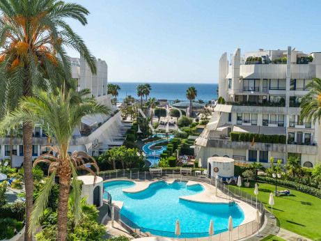 Penthouse for sale in Marbella House with sea views