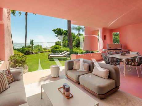 Appartement avec vue sur la mer en première ligne de plage à Cabo Bermejo, Estepona, à vendre