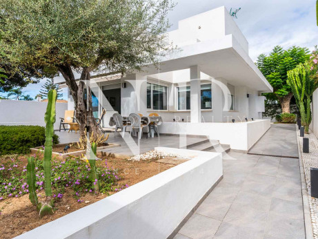 Villa for sale in Huerta Belón, Marbella