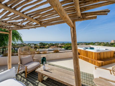 Dentro de una casa moderna de lujo de €3.700.000 con vistas al mar en Marbesa, Marbella Este