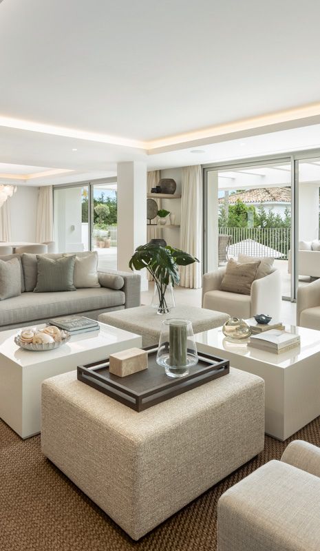 Villa de lujo moderna con pista de tenis y vistas a la montaña en Marbella