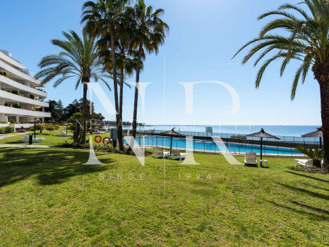 Sea front apartment in Los Granados Playa de Estepona for sale