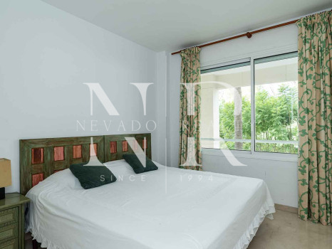 Sea front apartment in Los Granados Playa de Estepona for sale