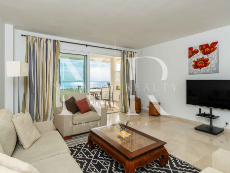 Sea front apartment in Los Granados Playa de Estepona for sale
