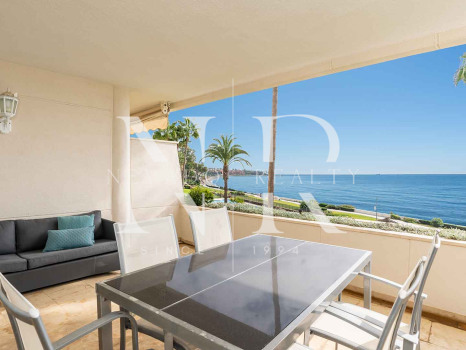 Sea front apartment in Los Granados Playa de Estepona for sale