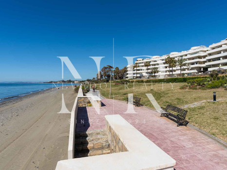 Sea front apartment in Los Granados Playa de Estepona for sale