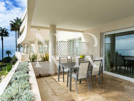 Sea front apartment in Los Granados Playa de Estepona for sale