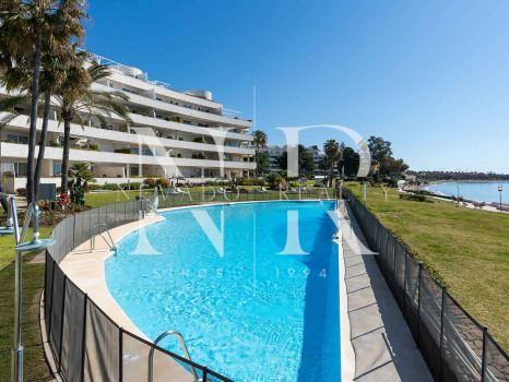 Sea front apartment in Los Granados Playa de Estepona for sale