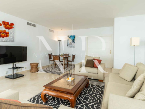 Sea front apartment in Los Granados Playa de Estepona for sale