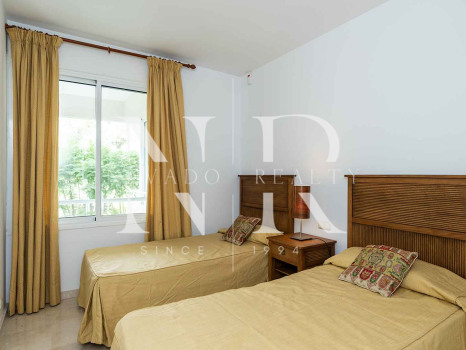 Sea front apartment in Los Granados Playa de Estepona for sale