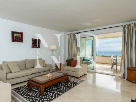 Sea front apartment in Los Granados Playa de Estepona for sale